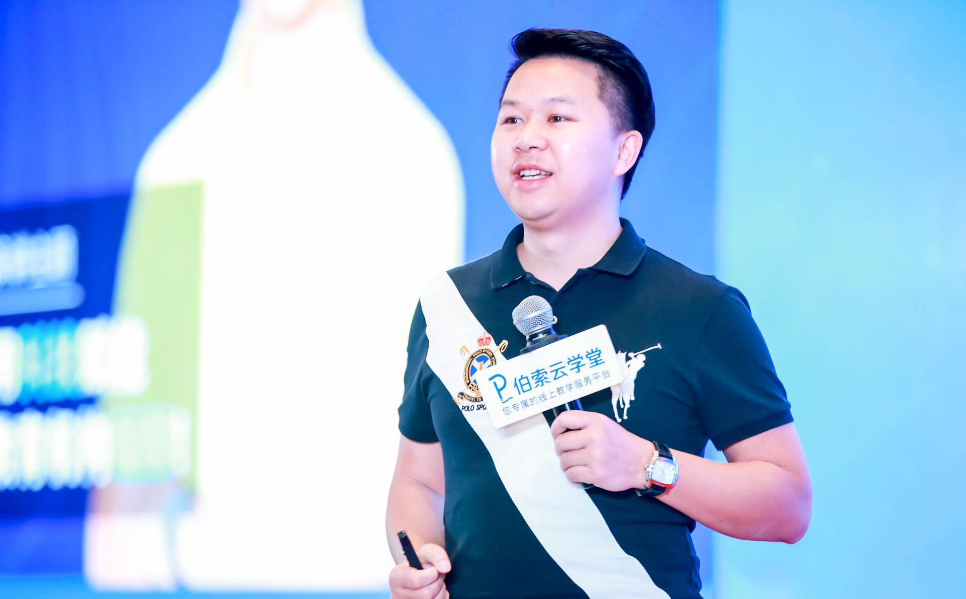 董事长余龙.png 董事长余龙.png