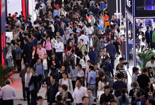 1527758888794006260.jpg 人多.jpg